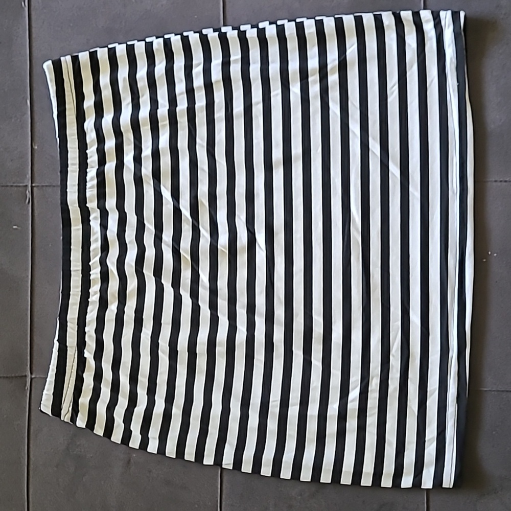 Shein skirt/ color black and white/ size L
